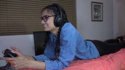 Nerdy Gamer Reddit Girl *assjob* While Focused On Playing - Intercruralsex - hclips.com