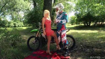 Biker offers this sexy ass blonde the fuck of her life - sunporno.com