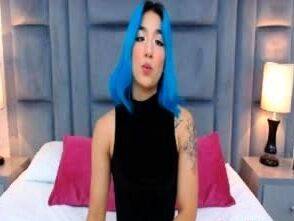 Blue Haired Babe Plays With Her Pink Vibrator - drtuber.com