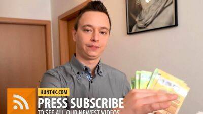 HUNT4K. Man puts money in pocket - drtuber.com - Czech Republic