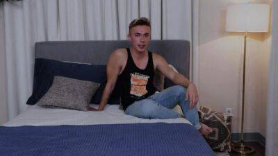 Solo amateur twink jerks his hard dick - drtuber.com