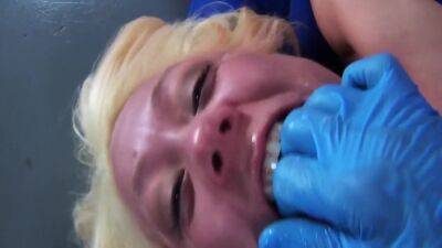 Blonde Uebt Deepthroat Mit Verschieden Schwaenzen - hclips.com