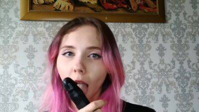 Skinny Girl Will Taste Dildo - hclips.com