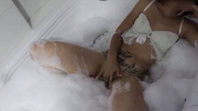 Se Mete Al Jacuzzi Y Se Masturba Hasta Correrse # 7 Vanessa - upornia.com