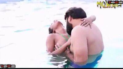 Indian Couple Having Hard Lovemaking In Swimming Pool - sunporno.com - India