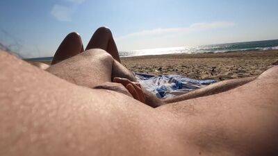 Deux Filles Me Voient Branler Mon Copain A Plage Publique Un Homme Surprend Avant Ejaculation - hclips.com