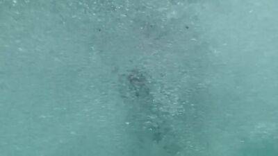 Squirting In The Pool - hclips.com