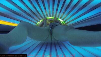 Tanning Bed Solarium Sonnenbank Fun Pierced Pussy and Dildo - sunporno.com