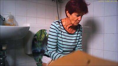 granny piss on the toilet - voyeurhit.com