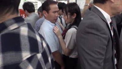 電車の中で向いに立った制服の美少女がキスをして顔を舐めチン・を出して手コキにフェラをして突き入れ顔で受け止めています。 - senzuri.tube