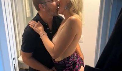 il tente de la baiser dans l arriére boutique - txxx.com - France