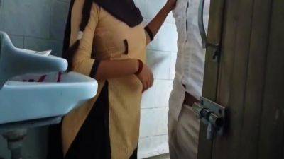 Madam Ne Mms Banayi College Girl Ne Bathroom Me Kiya Ghapagap - hclips.com - India