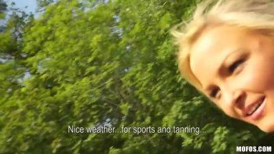 Desirable Blondie Had Sex In The Park - hclips.com
