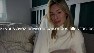 Une blonde sexy se touche le minou - drtuber.com