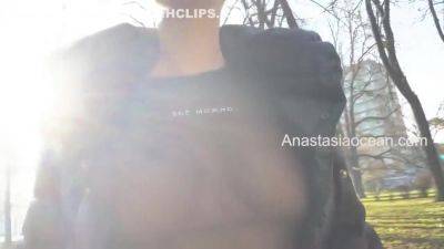 Anastasia Ocean In Beauty Flashes Her Big Boobs While Walking In A Public Park - hclips.com