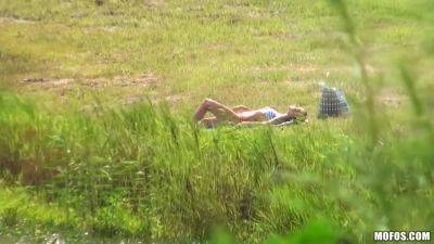 Look What I Found - Teen Girl Gets Naked Outdoor - videomanysex.com