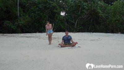 Meditation on the beach ended with a blowjob - hotmovs.com