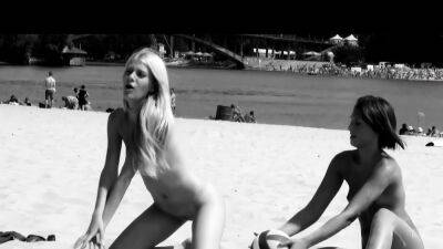 Beautiful nude beach girl secretly filmed by a voyeur - drtuber.com