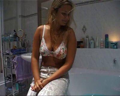 Blondine 22 Jahre blaesst bei ihrem ersten Casting direkt in der Badewanne - sunporno.com