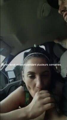 Femme fait une pipe risquee dans la voiture - drtuber.com