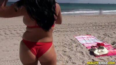 Robby Echo - Robby Echo And Julz Gotti In Big Boobies At The Beach - upornia.com