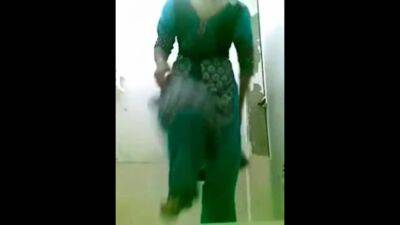 Desi Azra plays with a bottle in the shower - drtuber.com - India