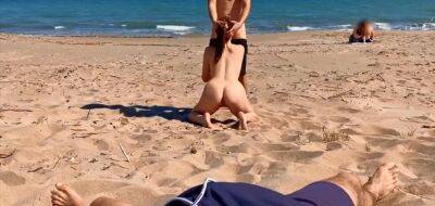 il matte sa femme se faire baiser sur la plage - txxx.com - France