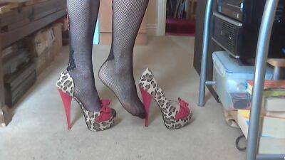 A Qucik Leopard Heel Tease - upornia.com