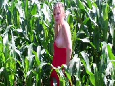 Cindy Im Feld Mit Dildo - upornia.com