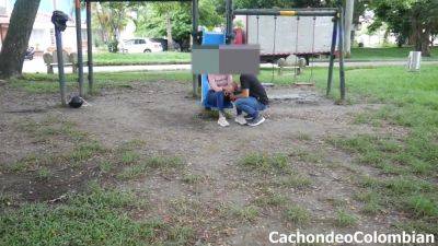 Pagandole Dinero A Desconocido Por Cogerme A Su Novia Putita En El Parque - hclips.com