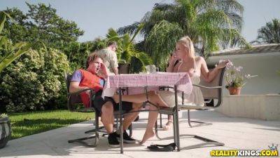 Picnic Twats 1 - Cougars Nail Teenagers - upornia.com