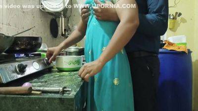 Desi Bhabhi Kitchen Me Khana Bana Rahi Thi Tabhi Uska Devar Akar Chut Chodane Laga - upornia.com - India