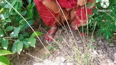 Indian Bhabhi Ki Chudai Ki Jungle Ke Beech Me - desi-porntube.com - India