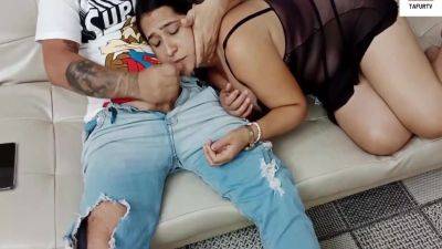 Sexo Oral - Mejores Momentos De Mamada Que Me Dio Mi Hermanastra En El Sofa De La Casa Mientras Estabamos Solos La Puta Cachonda Esa 5 Min - upornia.com - Colombia