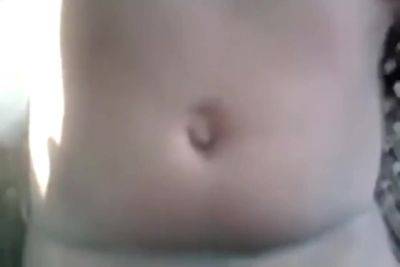 Ramu Ki Bibi Ko Charpayi Me Leta Kar Khub Pela - desi-porntube.com - India