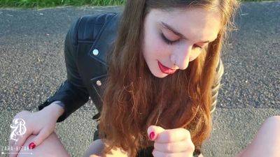 Spontaneous Blowjob Outdoors - videomanysex.com - Germany