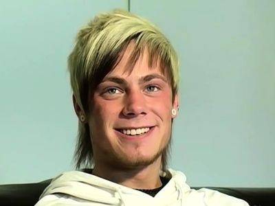 Blond emo twinks Bradley Bishop cums after masturbating solo - drtuber.com