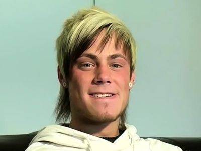 Blond emo twinks Bradley Bishop cums after masturbating solo - drtuber.com