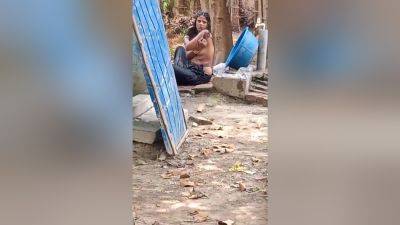 Today Exclusive-village Bhabhi Outdoor Bathing Part 3 - desi-porntube.com - India