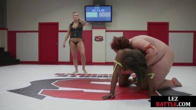 Wrestling dyke seduces ebony lez slut b4 fingering hard - txxx.com