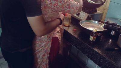 Kitchen Me Kam Karti Hui Bhabhi Ko Pela - desi-porntube.com - India