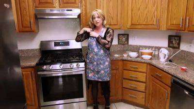 Erin Electra - Erin Electra - Mom Fucked While Baking Cupcakes - drtuber.com