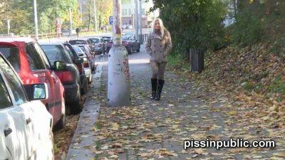 Jessie Jazz gets caught peeing in public & risks getting caught doing it again - sexu.com