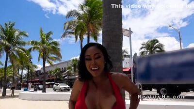 Huge Boobs - Ebony Twerking In Public - hotmovs.com