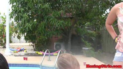 Les College Babe Pussyeaten Poolside - videomanysex.com