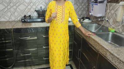 Desi Bhabhi Kitchen Me Khana Bana Rhi Thi Tbhi Dever Ne Piche Se Li Bhabhi Ki - hclips.com - India