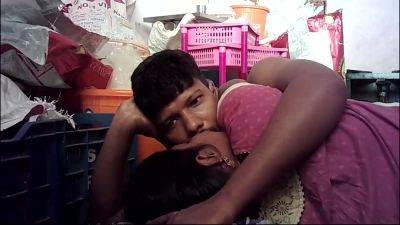 Indian Hot Wife Lips Kissing Ass - desi-porntube.com - India