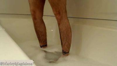 Hairy Girl Takes Bubble Bath - hclips.com