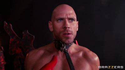 Horny Hosts Of Hell With Johnny Sins, Alektra Blue, Nikki Benz - Brazzers - hotmovs.com