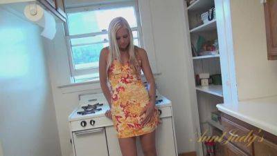 Elizabeth's Horny Foot Fetish in the Kitchen - veryfreeporn.com